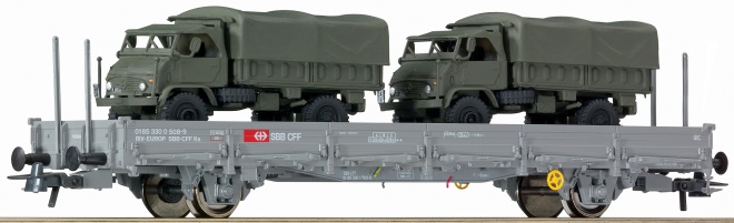 Flat car loaded with 2 Swiss Army trucks UNIMOG S 404<br /><a href='images/pictures/Roco/66739.jpg' target='_blank'>Full size image</a>